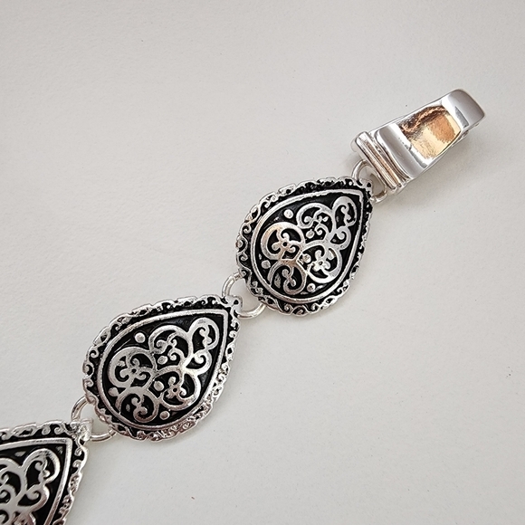 NWT Embossed Antique Metal Teardrop Magnetic Link Bracelet - Picture 5 of 9